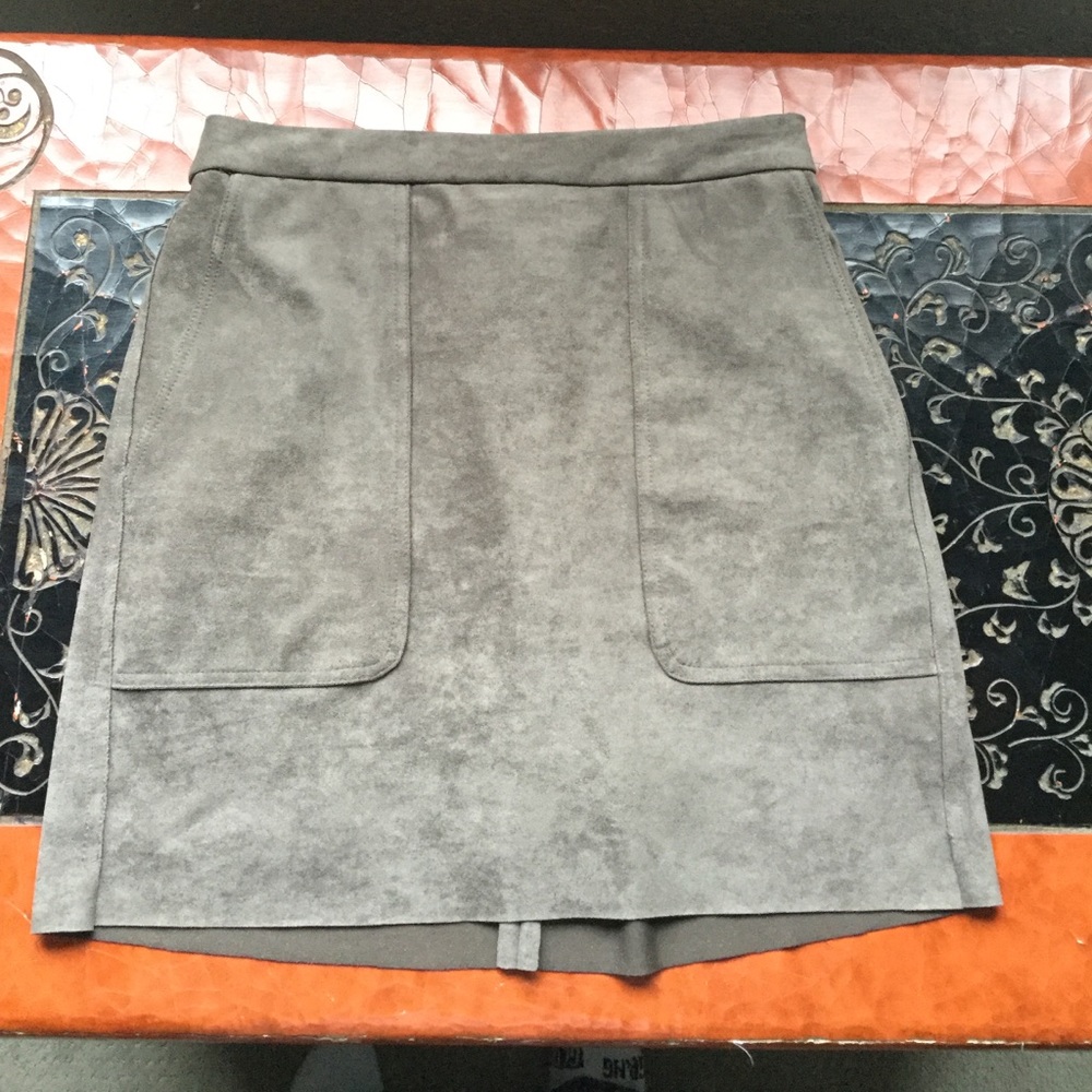 NWT 🌸 William B Faux Suede Skirt